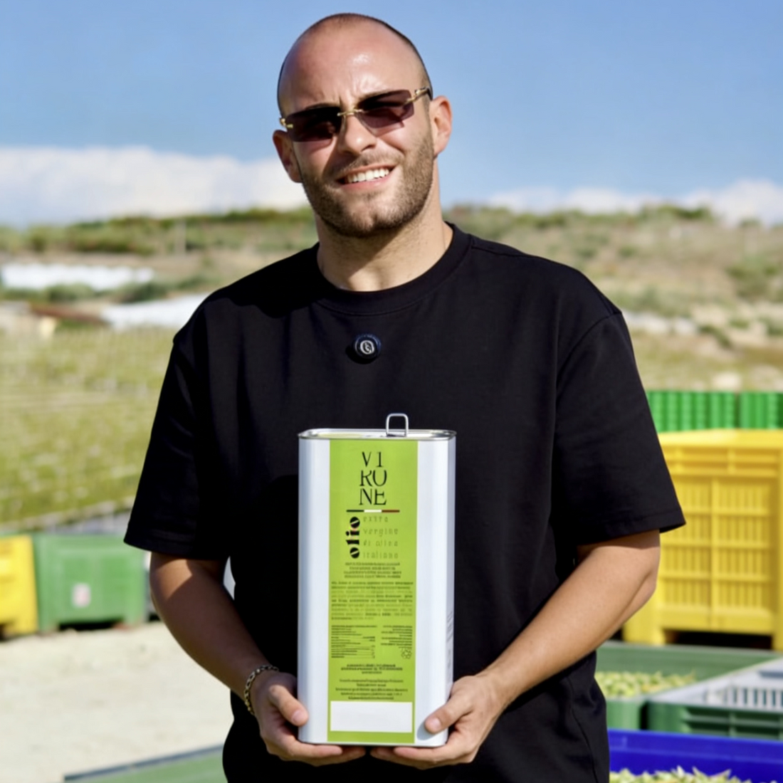 Calogero Virone con la lattina del suo olio extra vergine